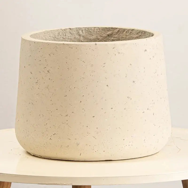 Gros pot de fleur beige