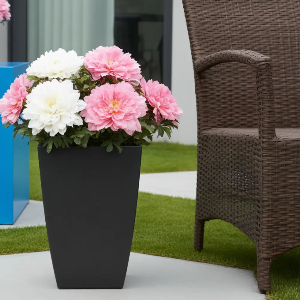 Pot de fleur en plastique noir