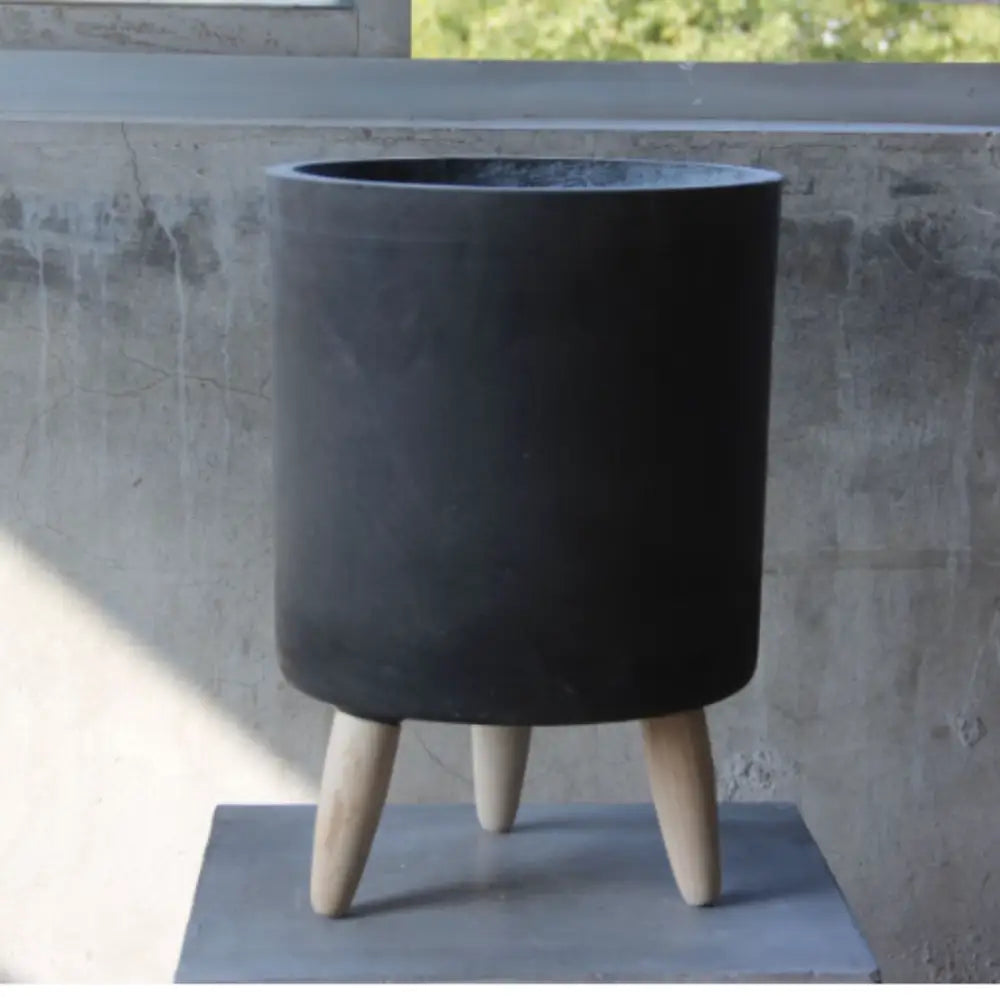 Pot de fleur noir sur pied