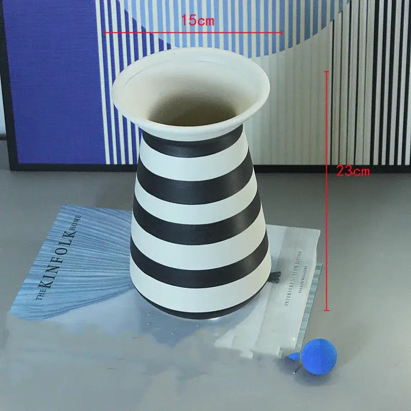 Vase rayé noir et blanc