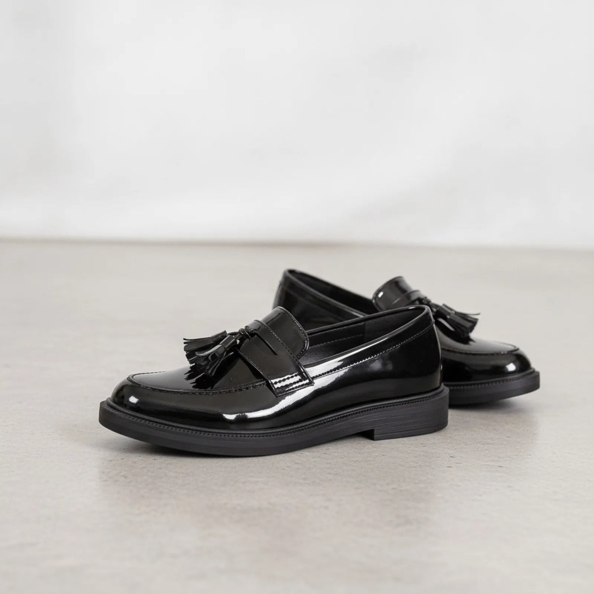 Mocassins Vernis Noirs à Glands - Élégance Femme