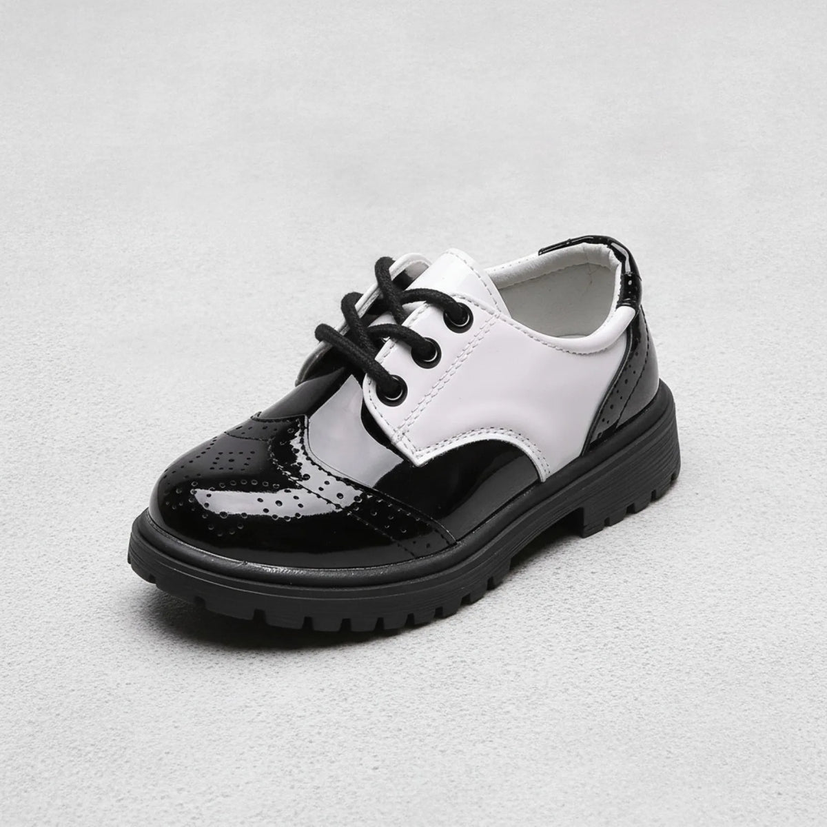 Élégance Kids: Mocassins vernis enfant lacets cérémonie