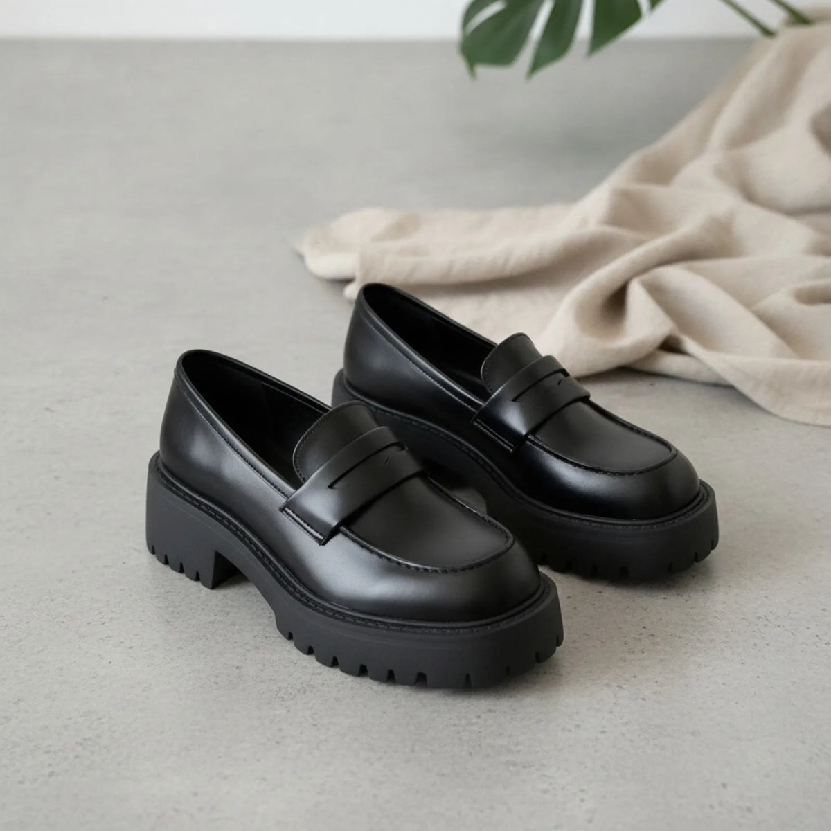 Vogue Mocassins noirs femme talon carré semelle épaisse