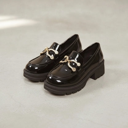 LuxePieds Mocassins noirs vernis femme – détails dorés