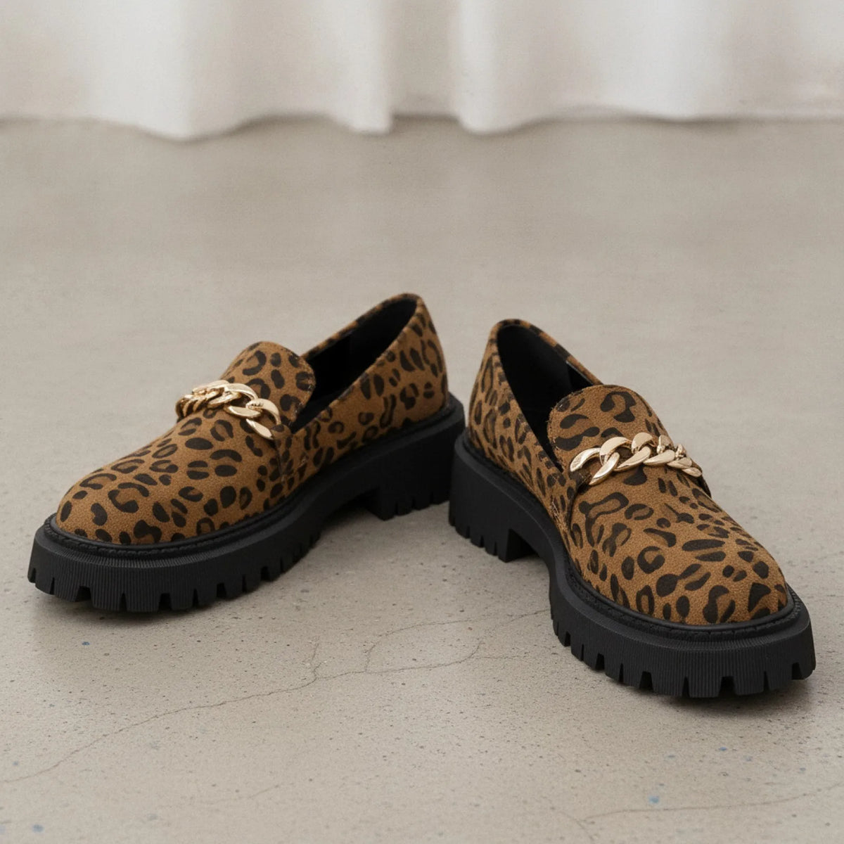 Mocassins Femme Léopard: Style et Confort Signature