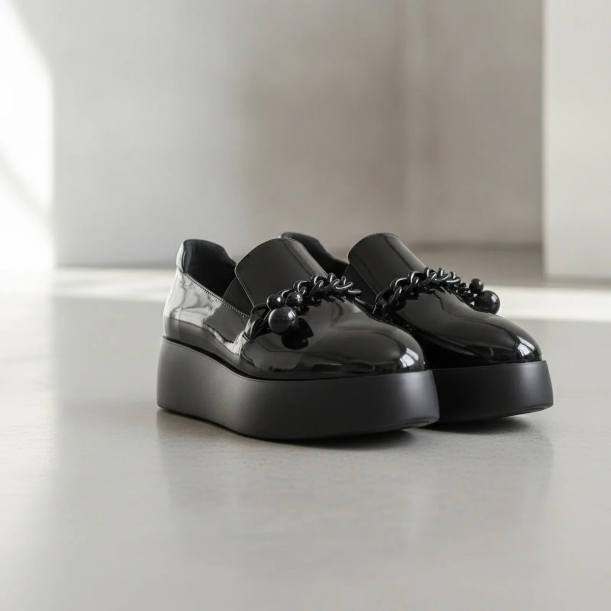 Luxe Mocassins vernis plateforme avec chaîne