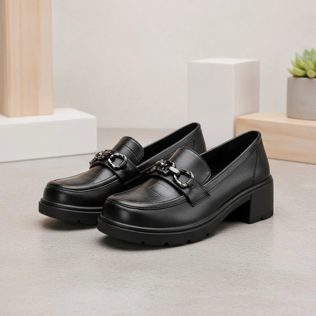 Nova Mocassins Femme Noir Talons Carrés Mors Argentés