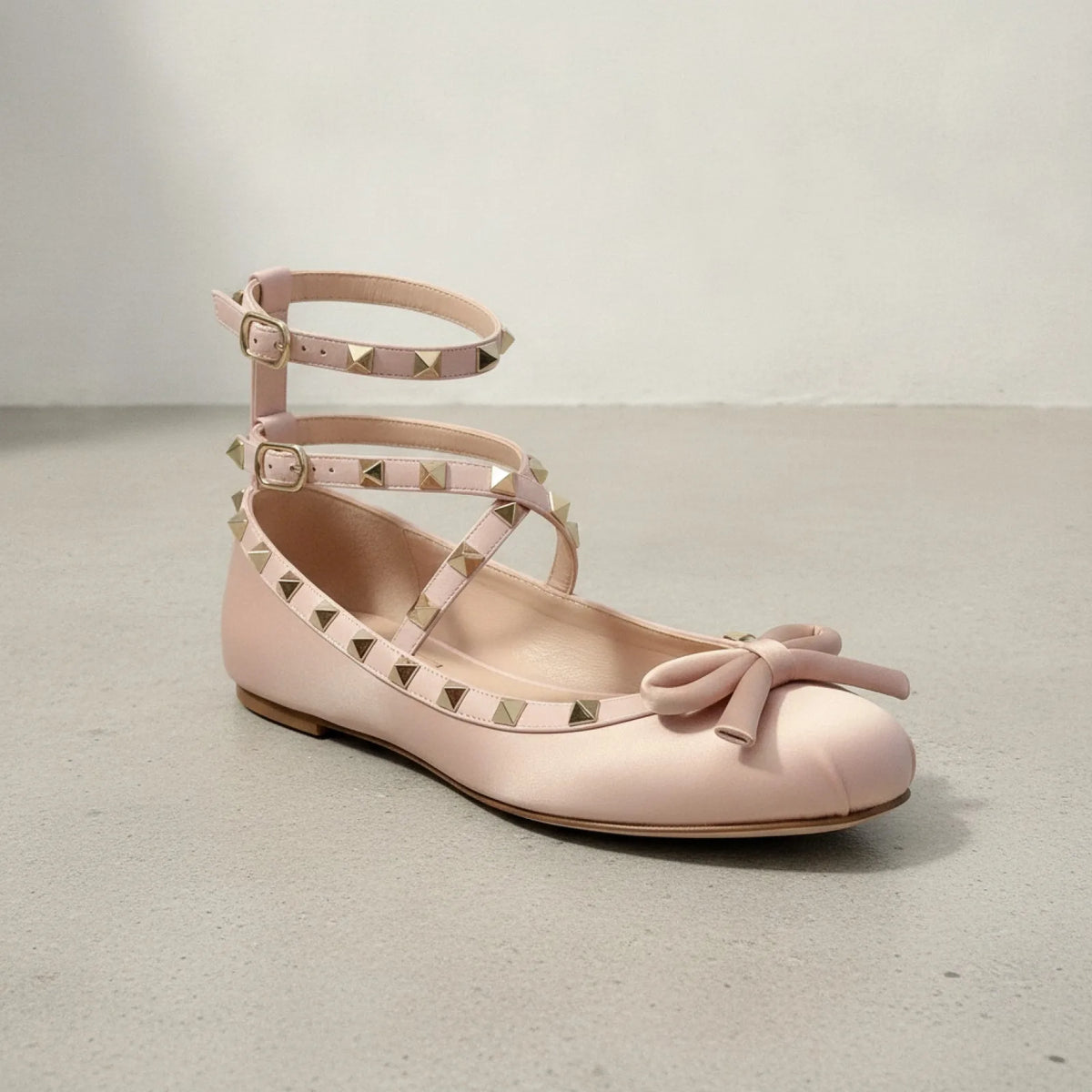 Nova Ballerines en Simili Cuir Satiné, Nœud et Clous