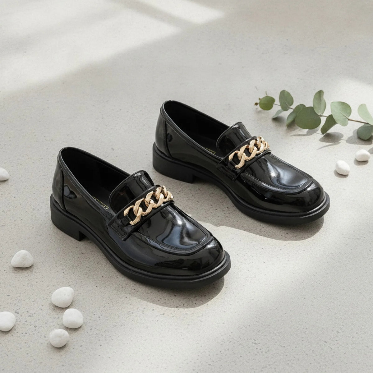 Mocassins Vernis Noir Chaîne Petit Talon - ÉléganceX