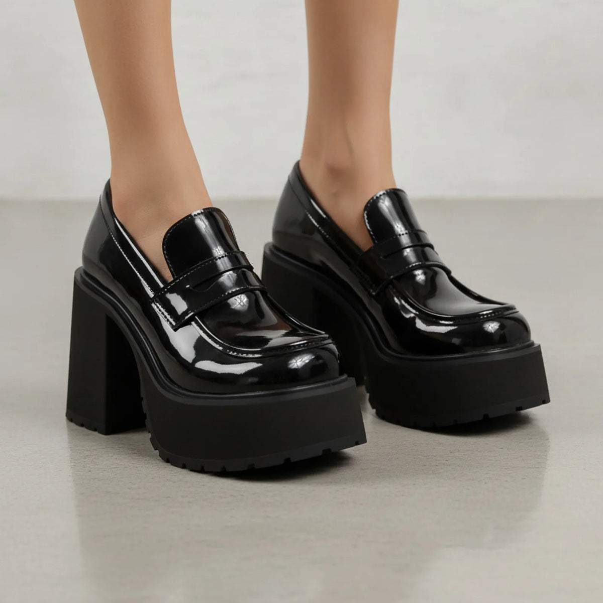 Nova Mocassins noirs à talon épais vernis femme
