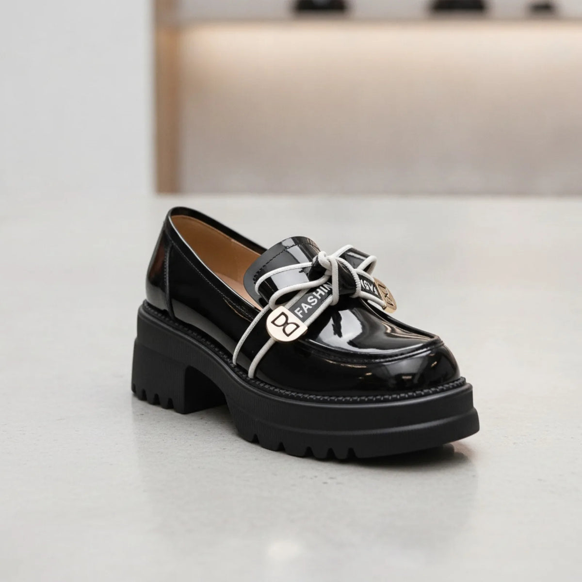NovaLine Mocassins noirs brillants femme talon épais