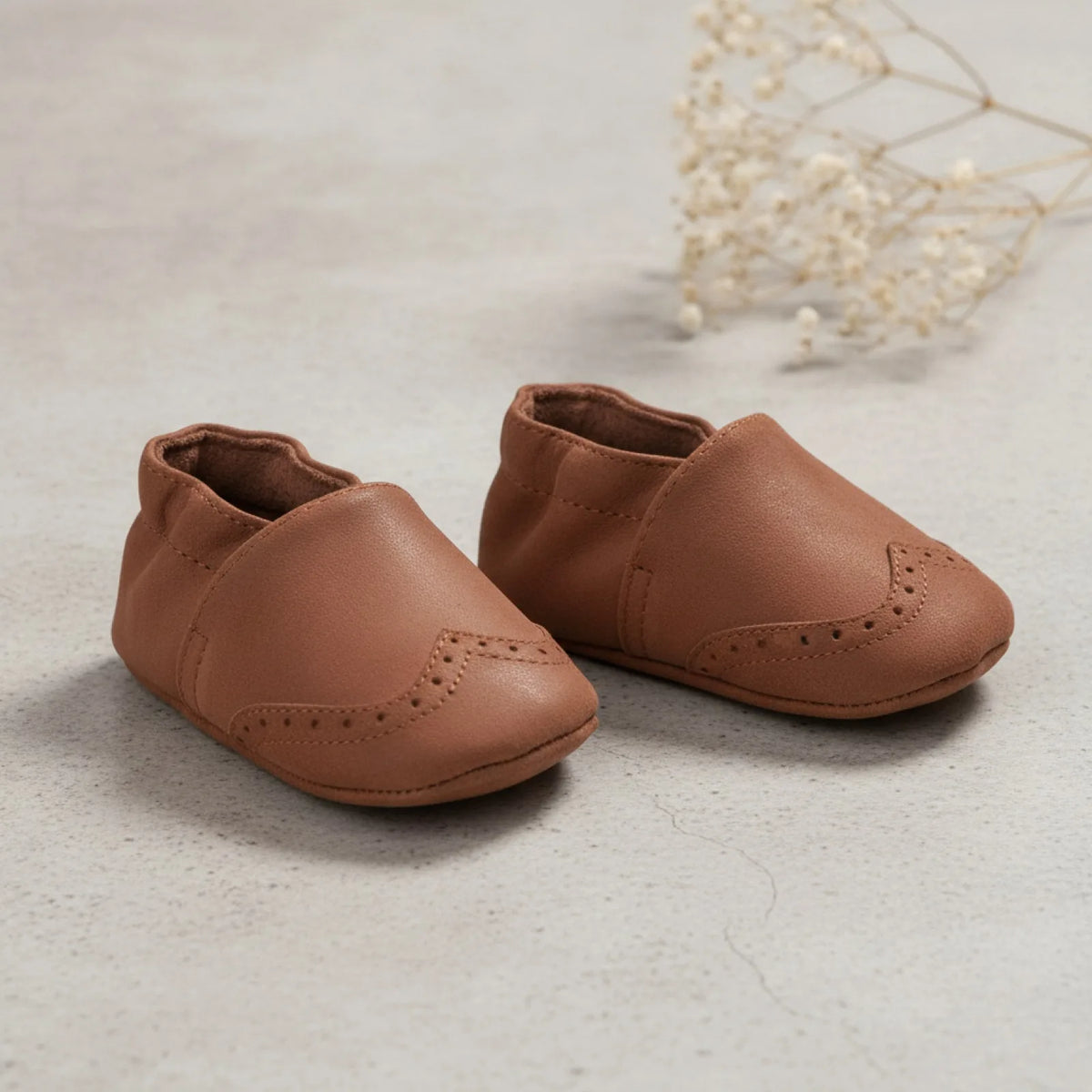 Étoile Chaussons bébé cuir souple avec détails perforés