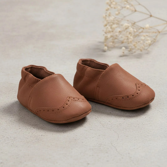 Étoile Chaussons bébé cuir souple avec détails perforés