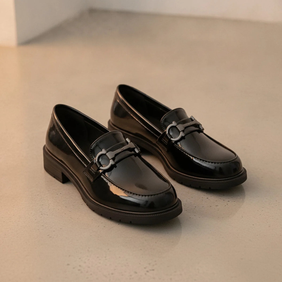NovaLux Mocassins vernis femme métal élégant