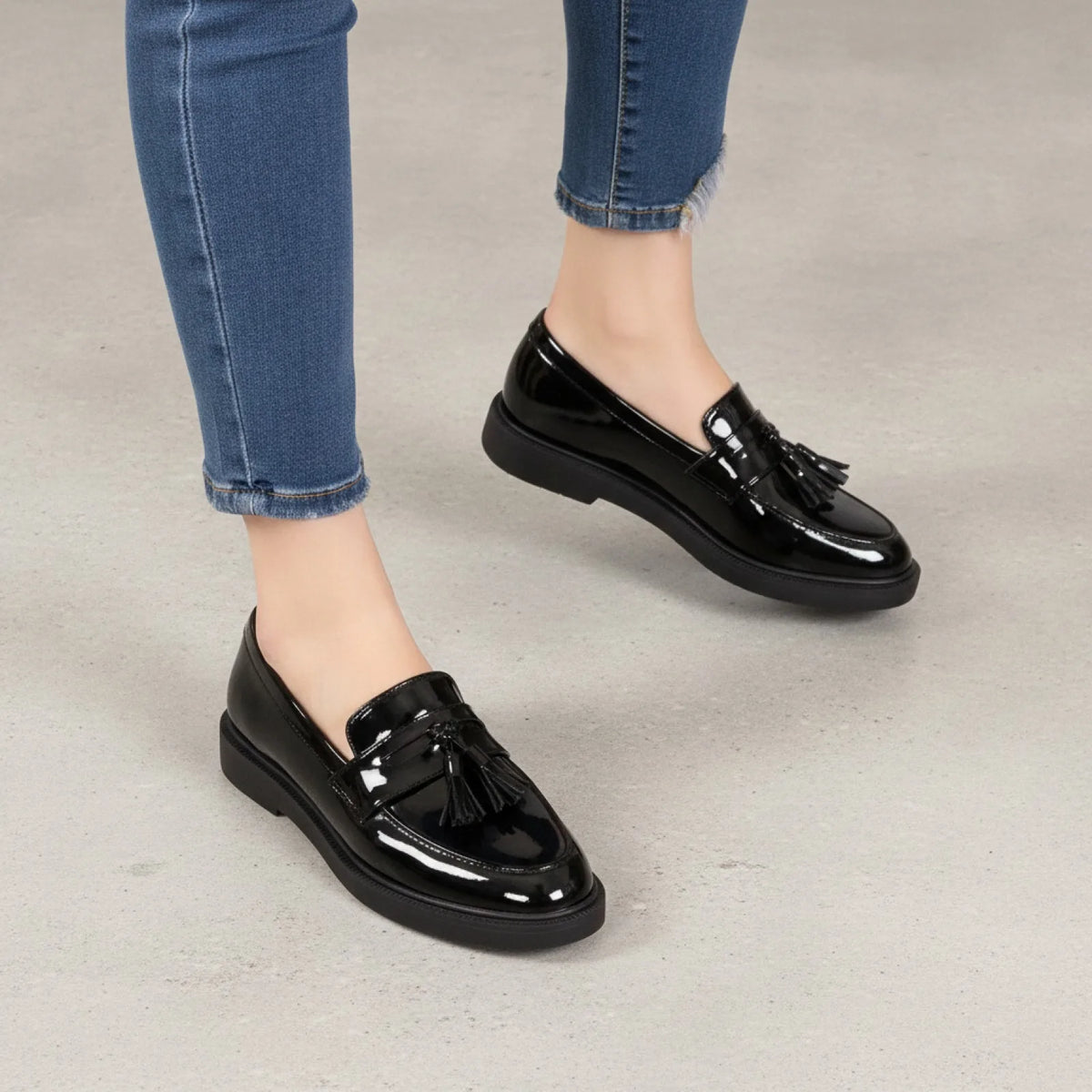 Mocassins Vernis Noirs à Glands - Élégance Femme