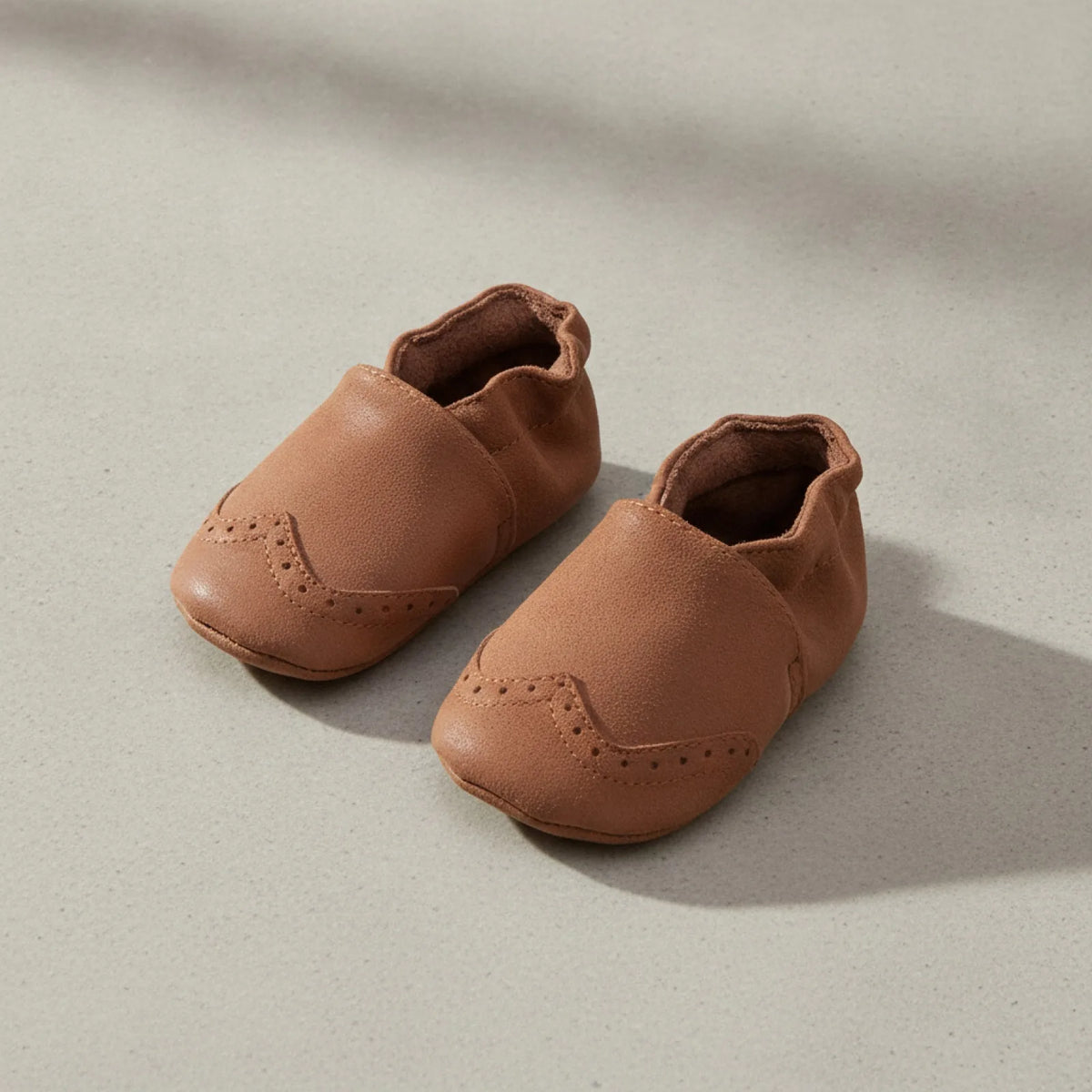 Étoile Chaussons bébé cuir souple avec détails perforés