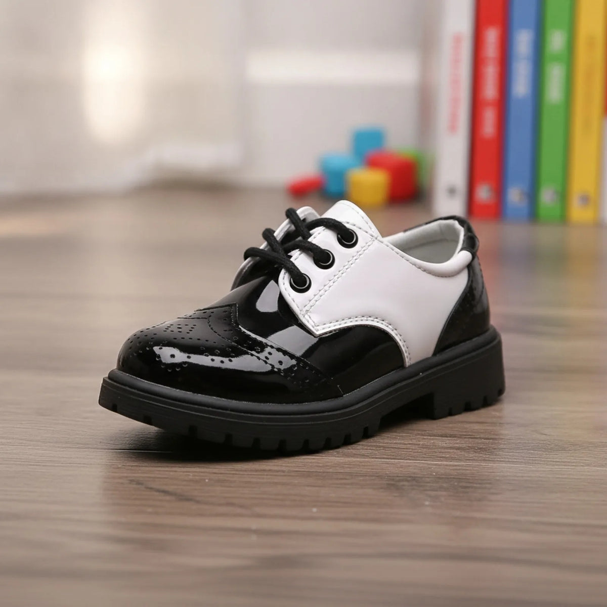 Élégance Kids: Mocassins vernis enfant lacets cérémonie