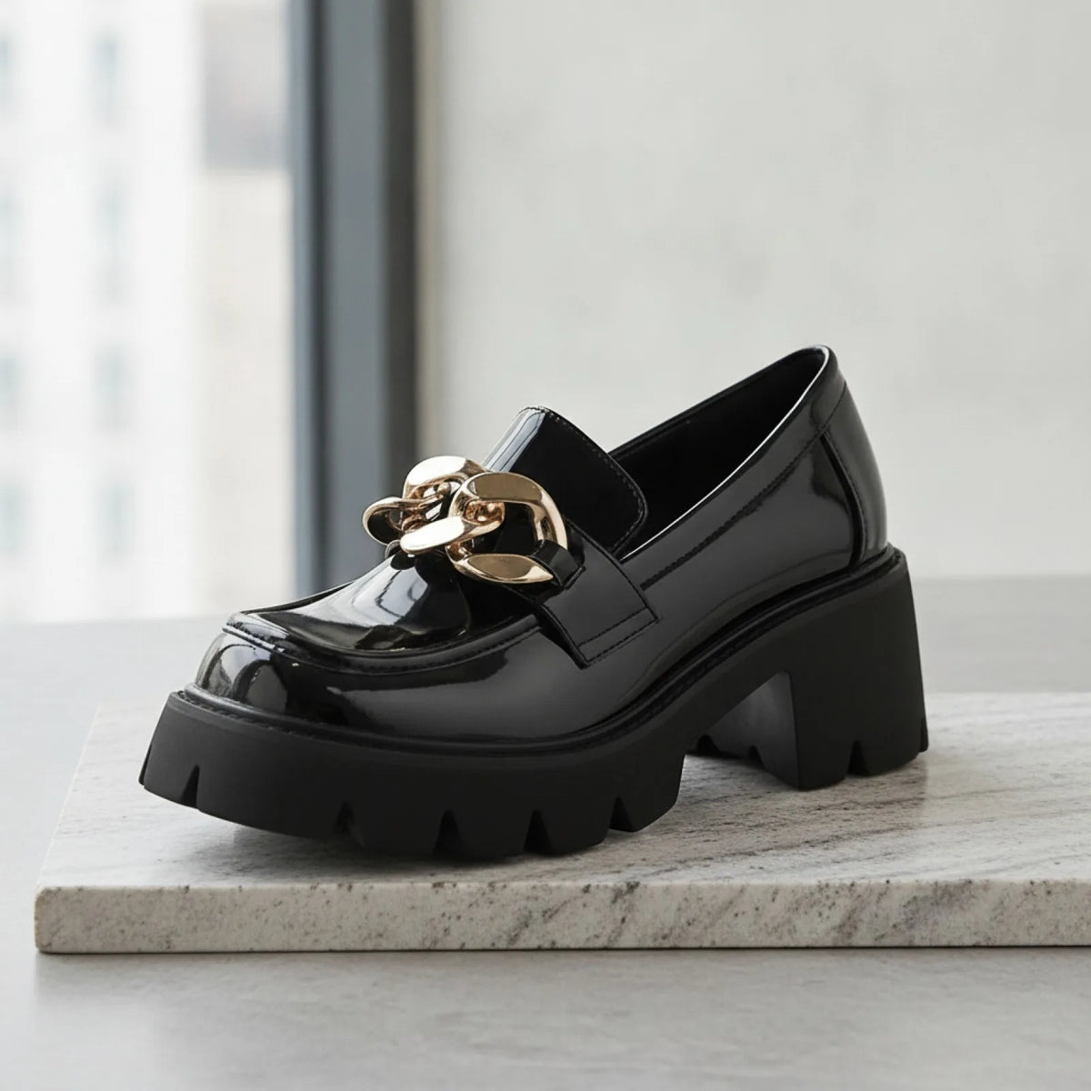 LX Mocassins noirs talons épais cuir verni chaîne dorée