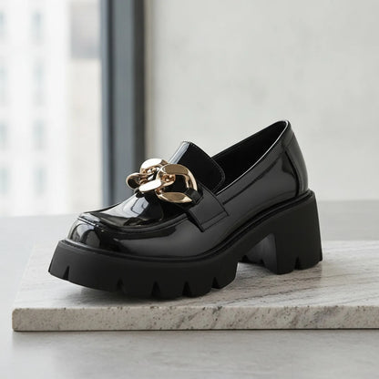 LX Mocassins noirs talons épais cuir verni chaîne dorée