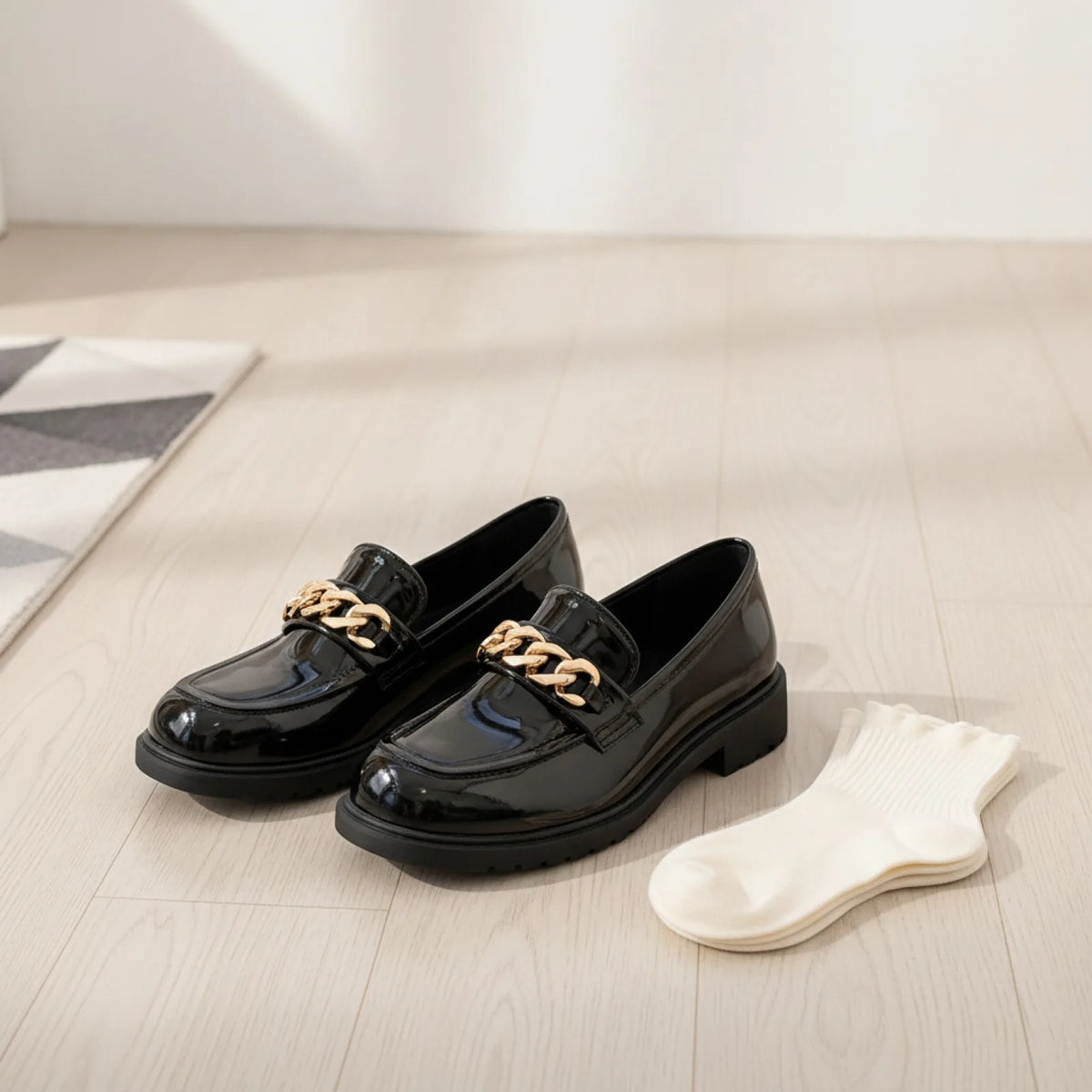 Mocassins Vernis Noir Chaîne Petit Talon - ÉléganceX