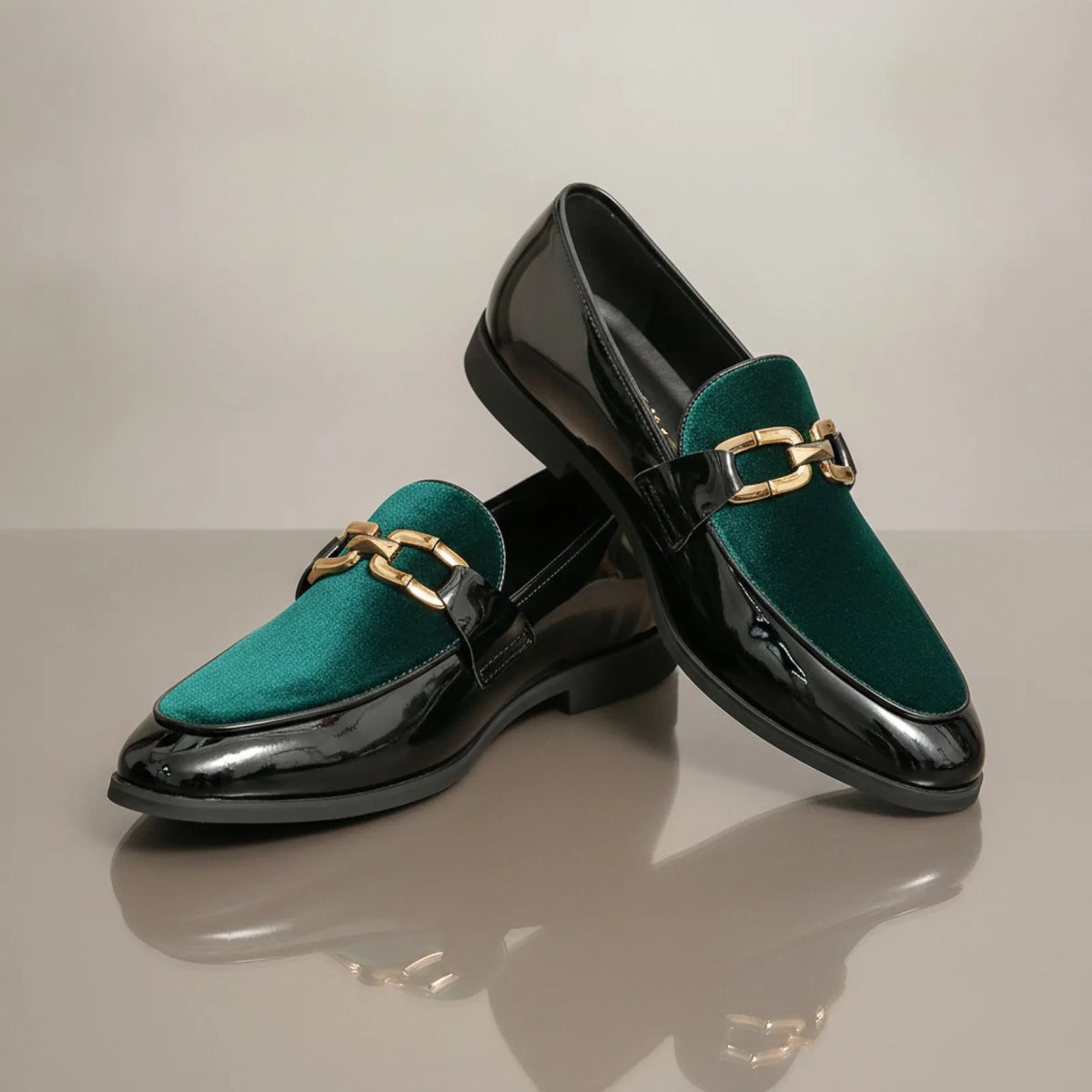 Luxe Mocassins: Noirs Vernis Velours Doré Élégants