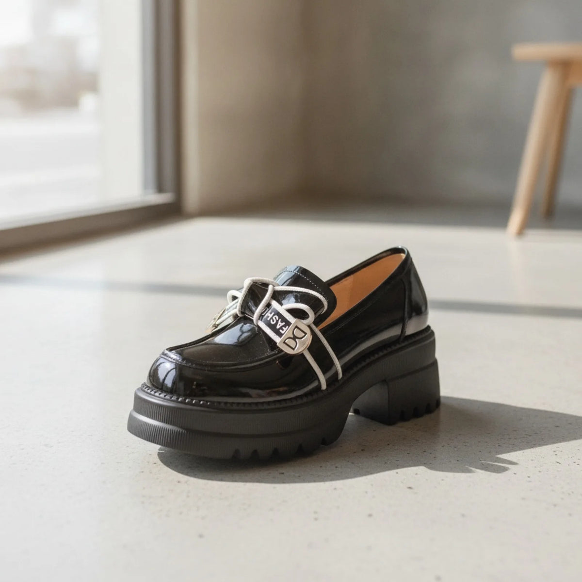 NovaLine Mocassins noirs brillants femme talon épais
