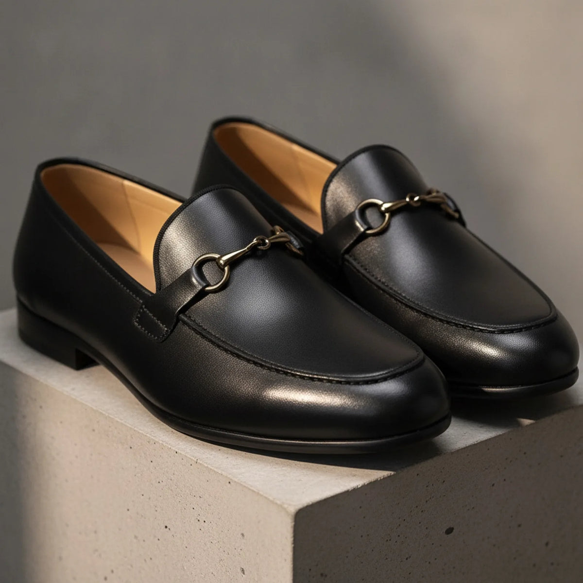 LuxeBrand Mocassins noirs cuir végan boucle dorée