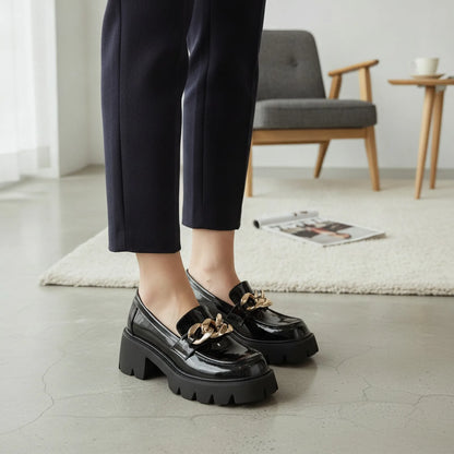 LX Mocassins noirs talons épais cuir verni chaîne dorée