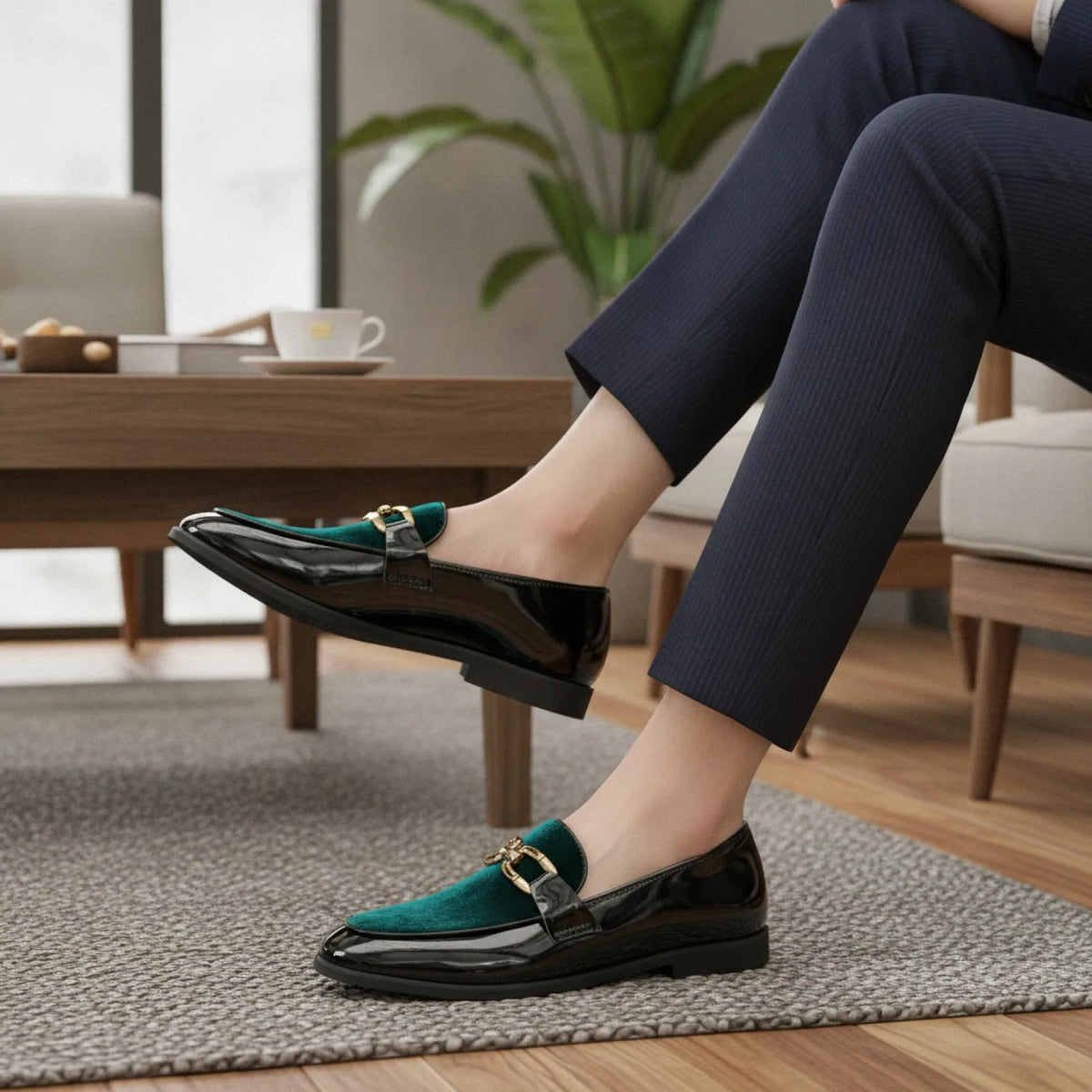Luxe Mocassins: Noirs Vernis Velours Doré Élégants