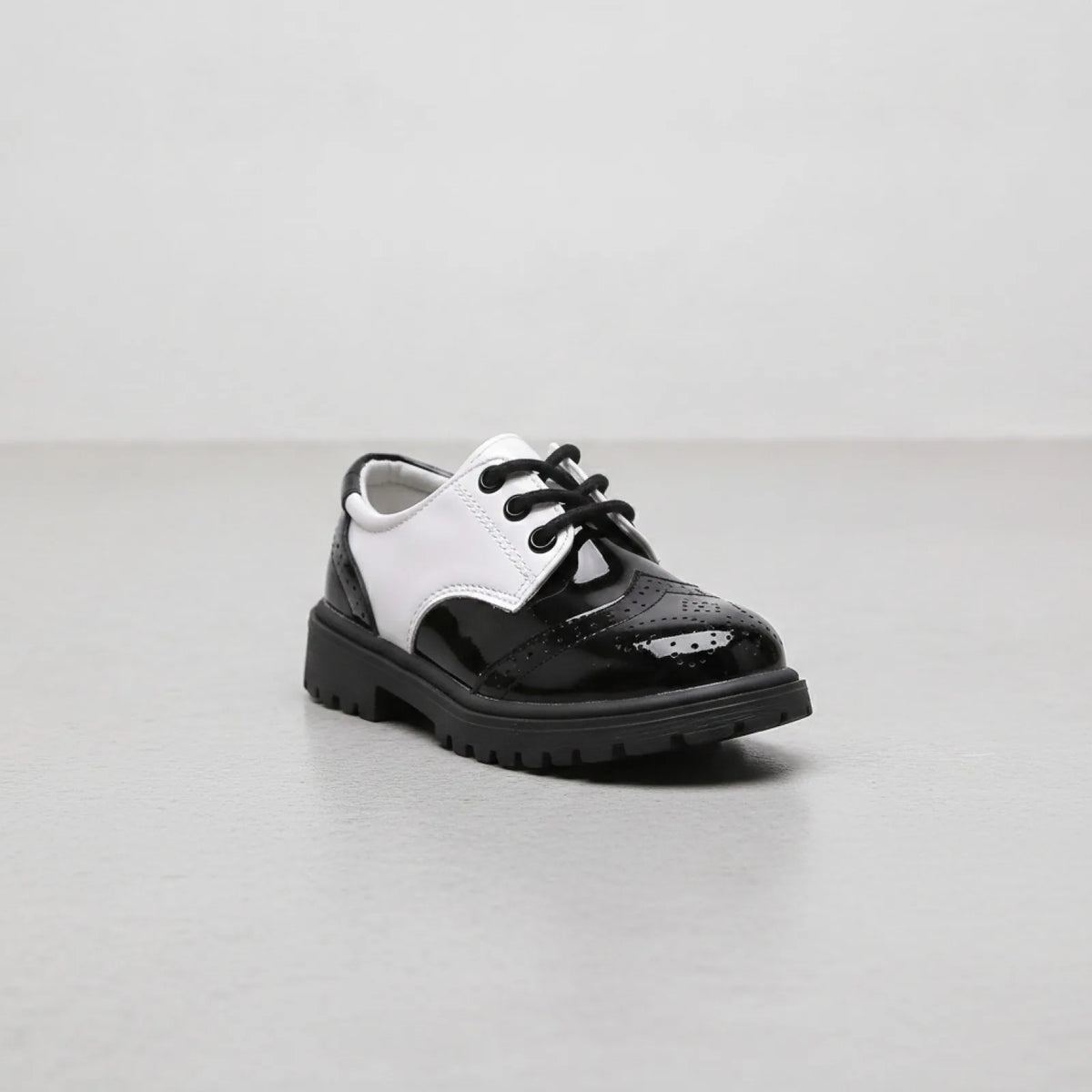 Élégance Kids: Mocassins vernis enfant lacets cérémonie