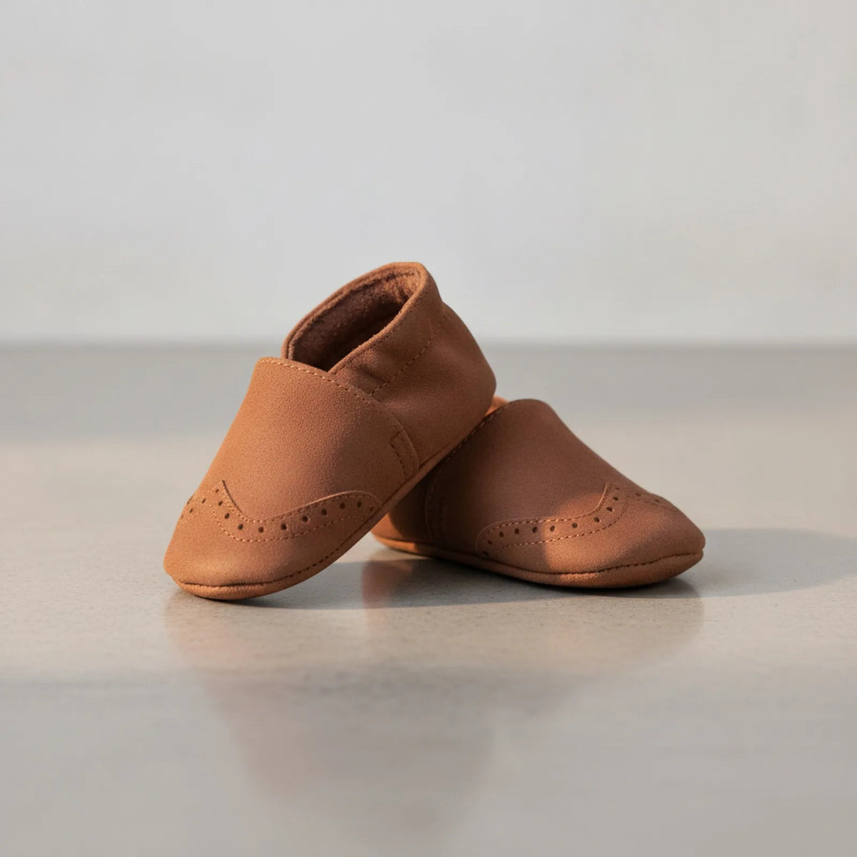 Étoile Chaussons bébé cuir souple avec détails perforés