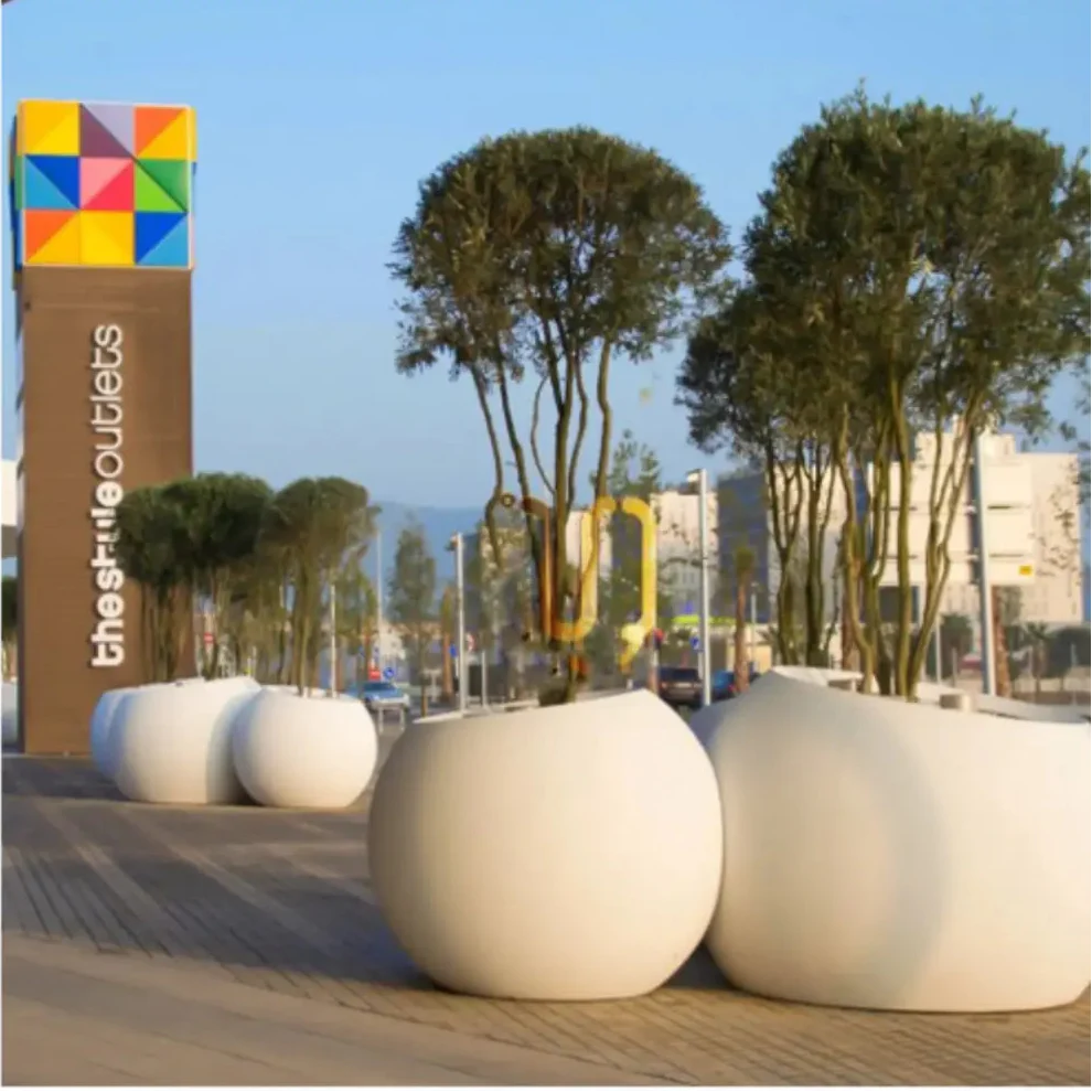 Grand pot de fleur béton