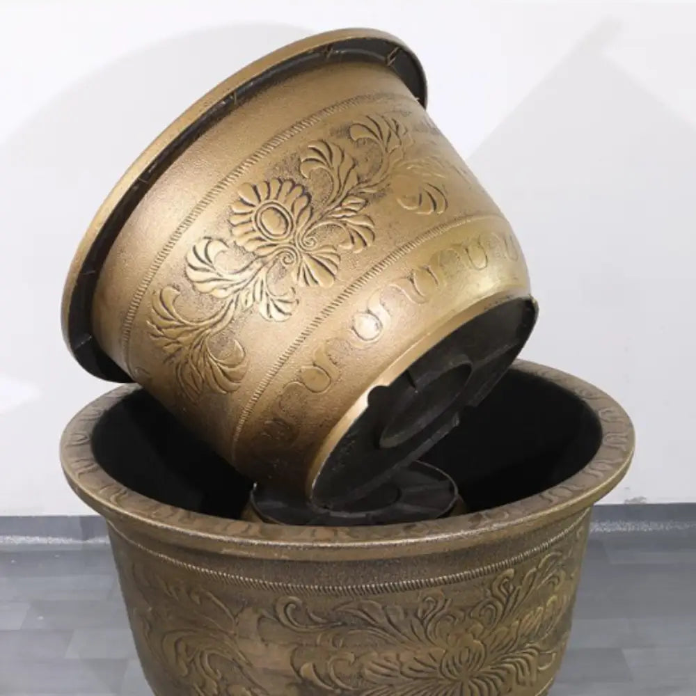 Grand pot de fleur doré