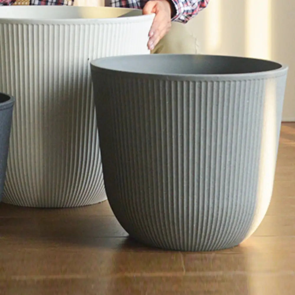 Grand pot de fleur gris