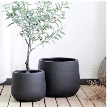 Grand pot de fleur noir extérieur