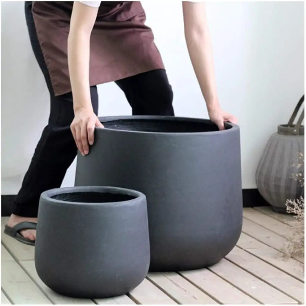 Grand pot de fleur noir extérieur