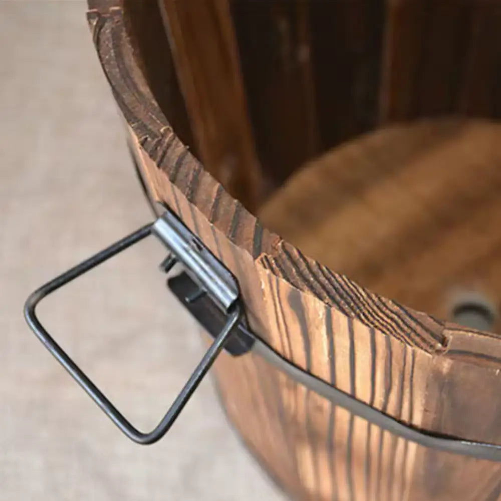 Gros pot de fleur en bois