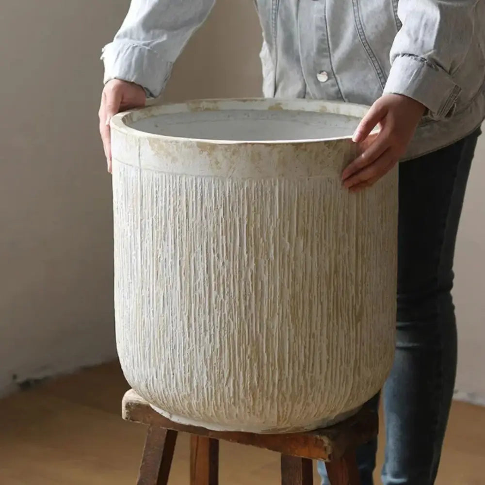 Gros pot de fleur en ciment