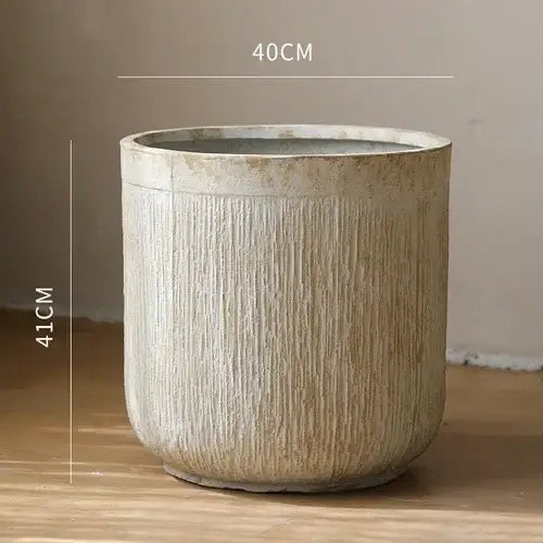 Gros pot de fleur en ciment