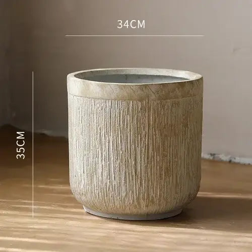 Gros pot de fleur en ciment