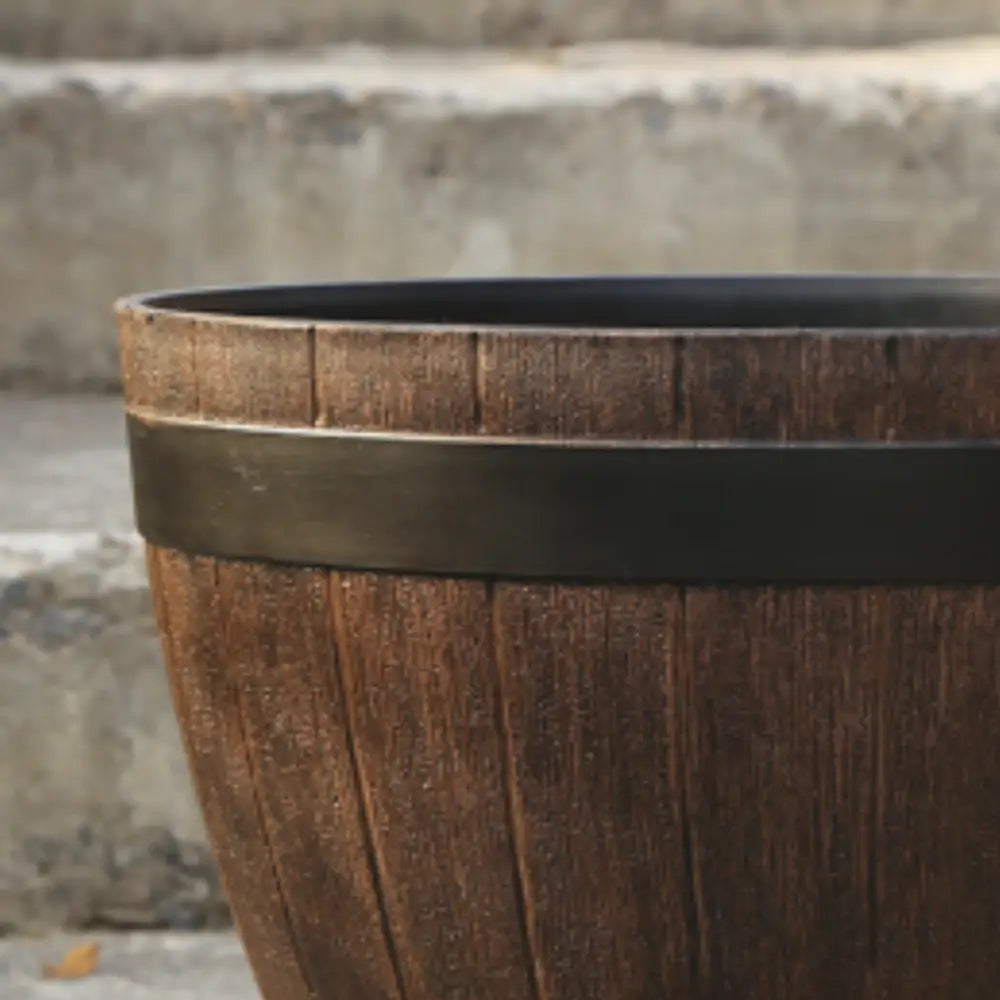 Gros pot de fleur en plastique