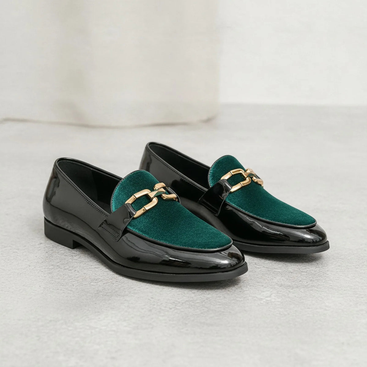 Luxe Mocassins: Noirs Vernis Velours Doré Élégants
