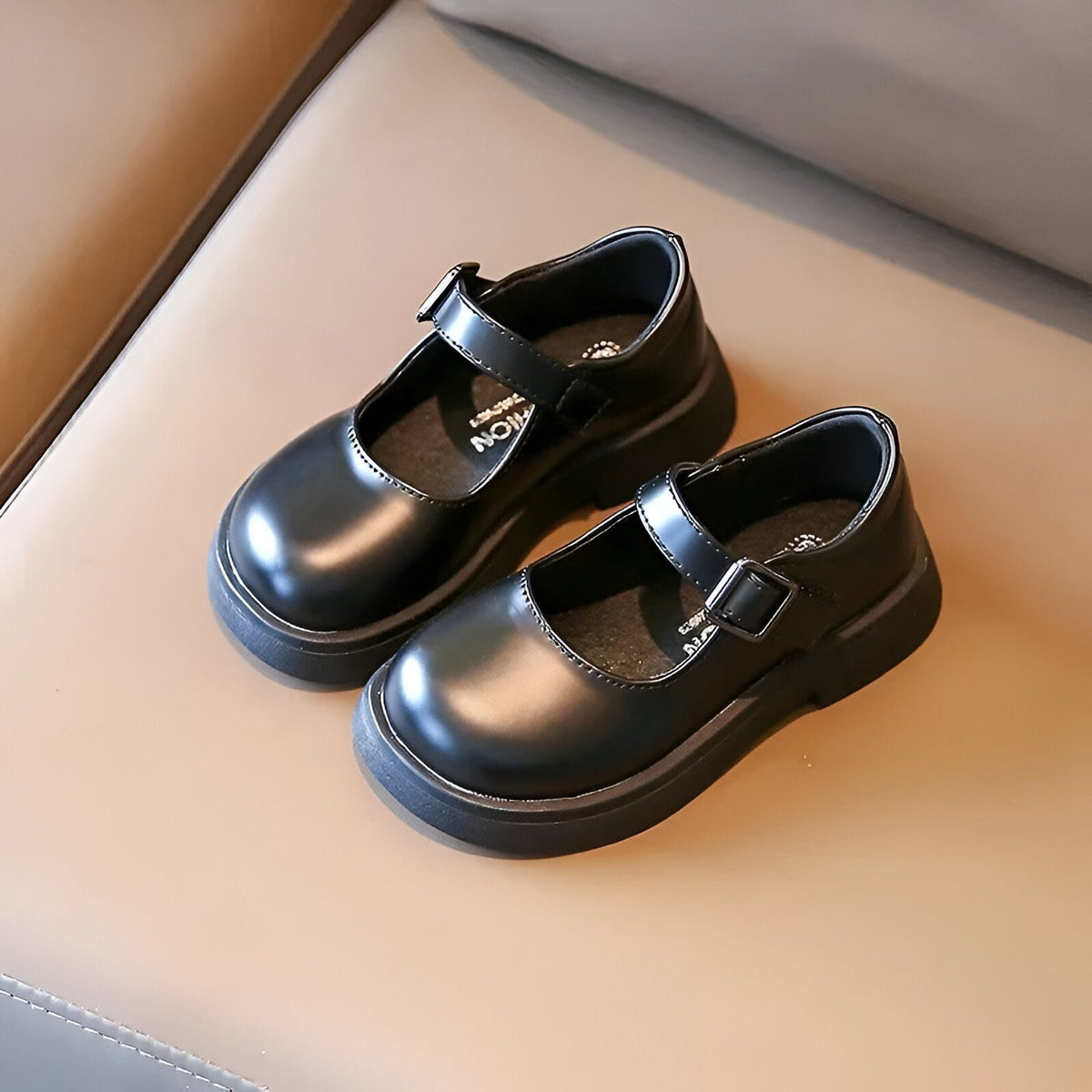 BrandX Mocassins Fille Style Cuir Végan à Bride Scratch