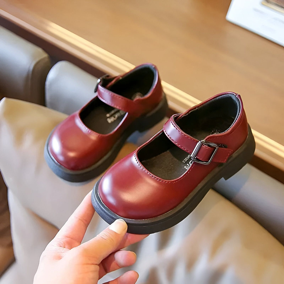 BrandX Mocassins Fille Style Cuir Végan à Bride Scratch
