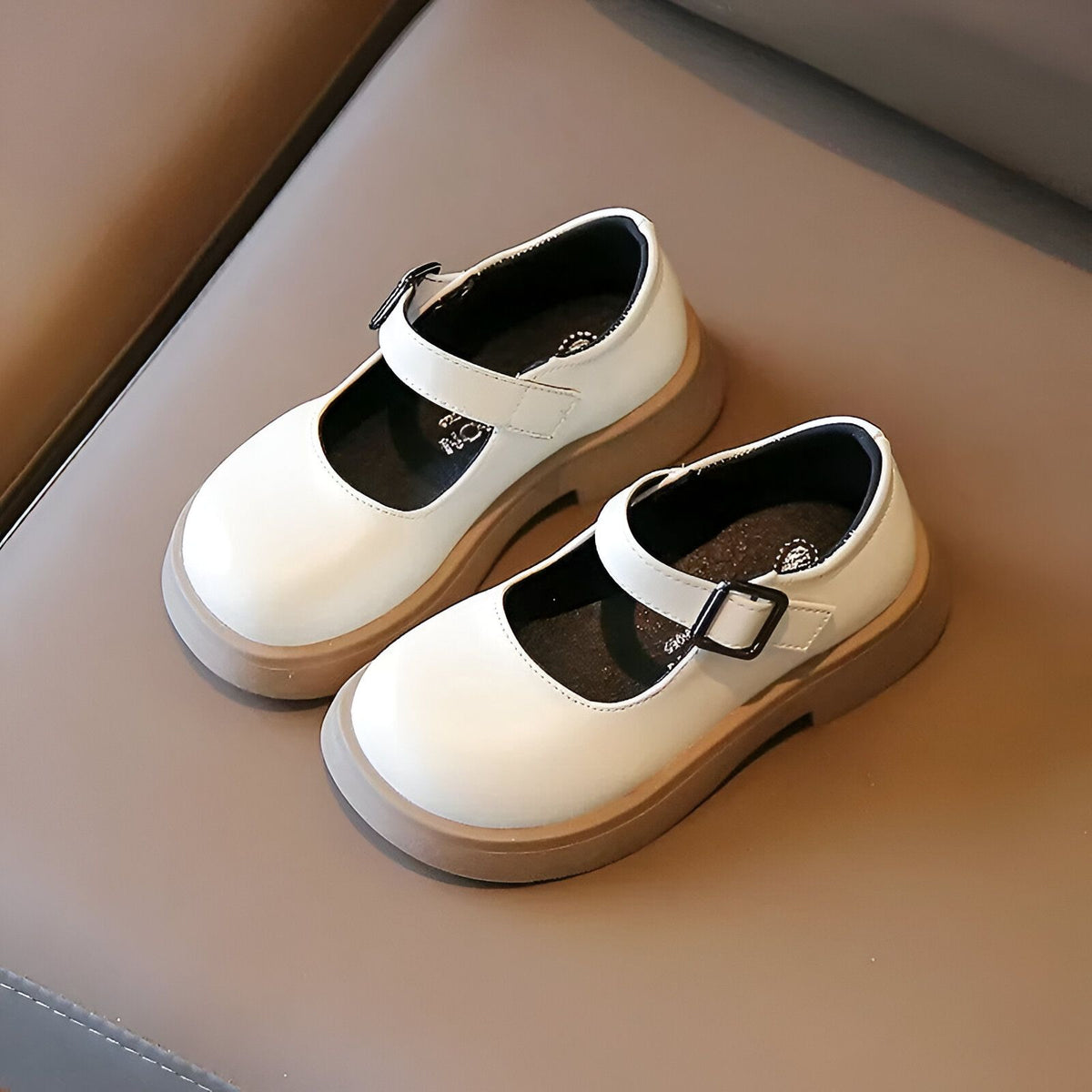 BrandX Mocassins Fille Style Cuir Végan à Bride Scratch