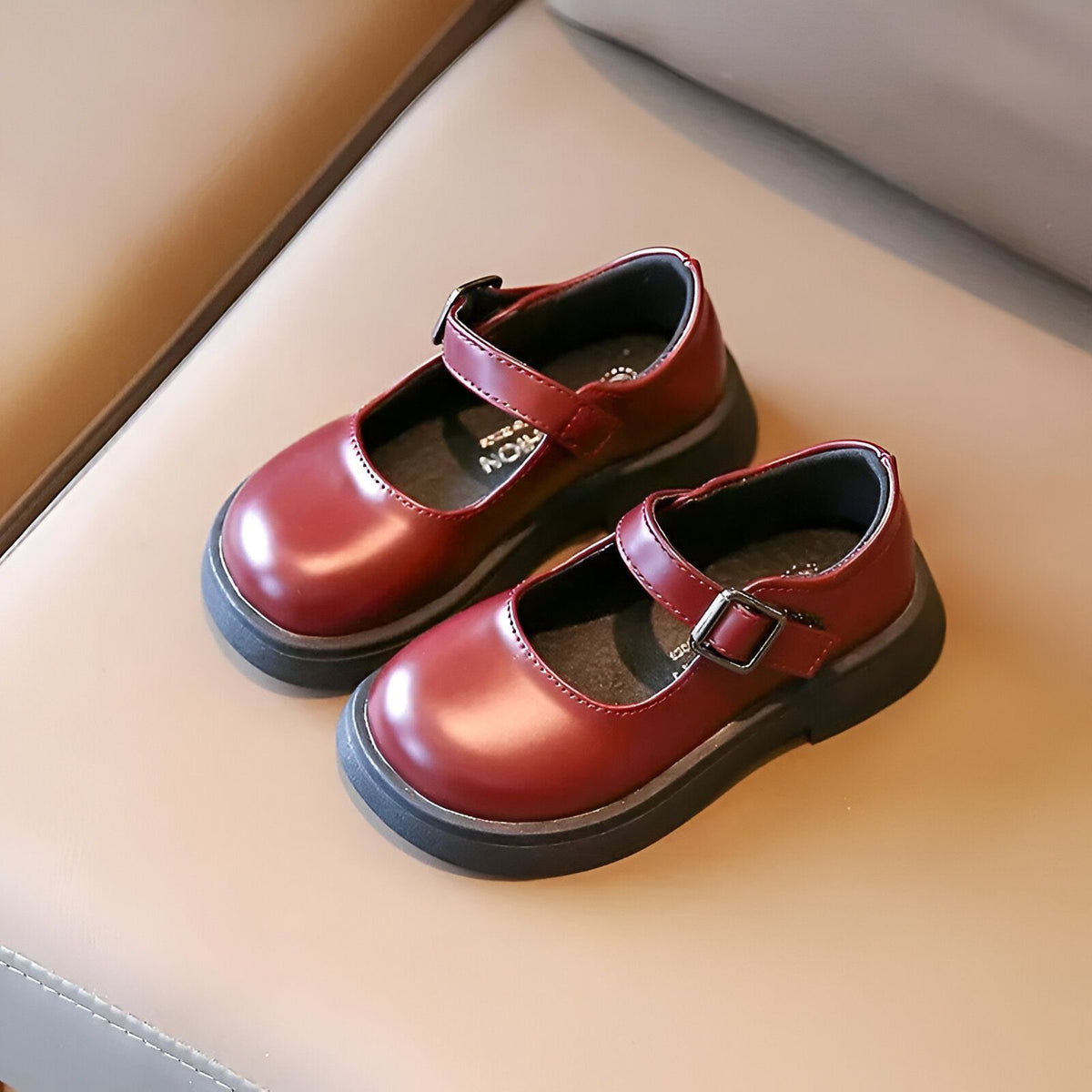 BrandX Mocassins Fille Style Cuir Végan à Bride Scratch