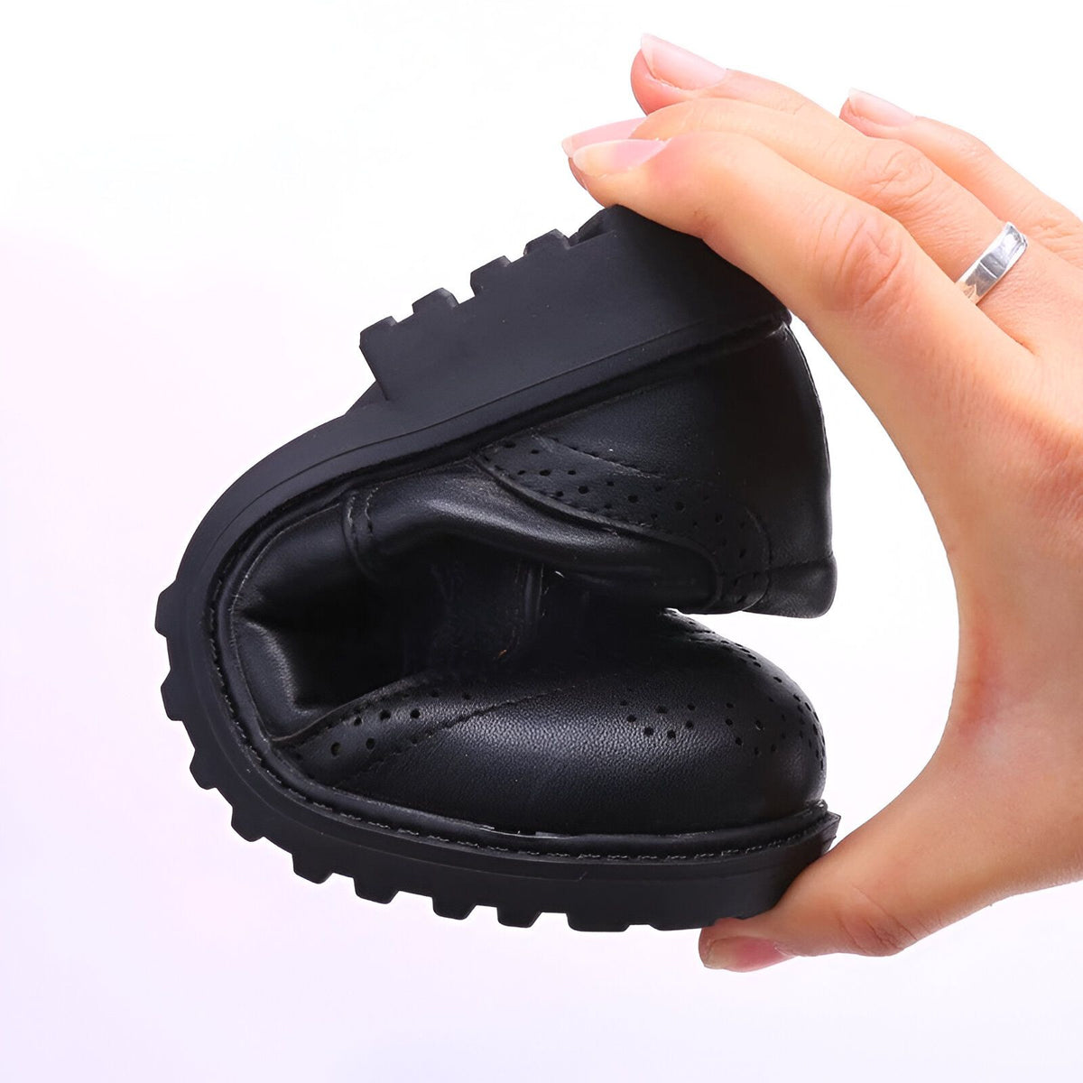 Élégance Kids: Mocassins vernis enfant lacets cérémonie
