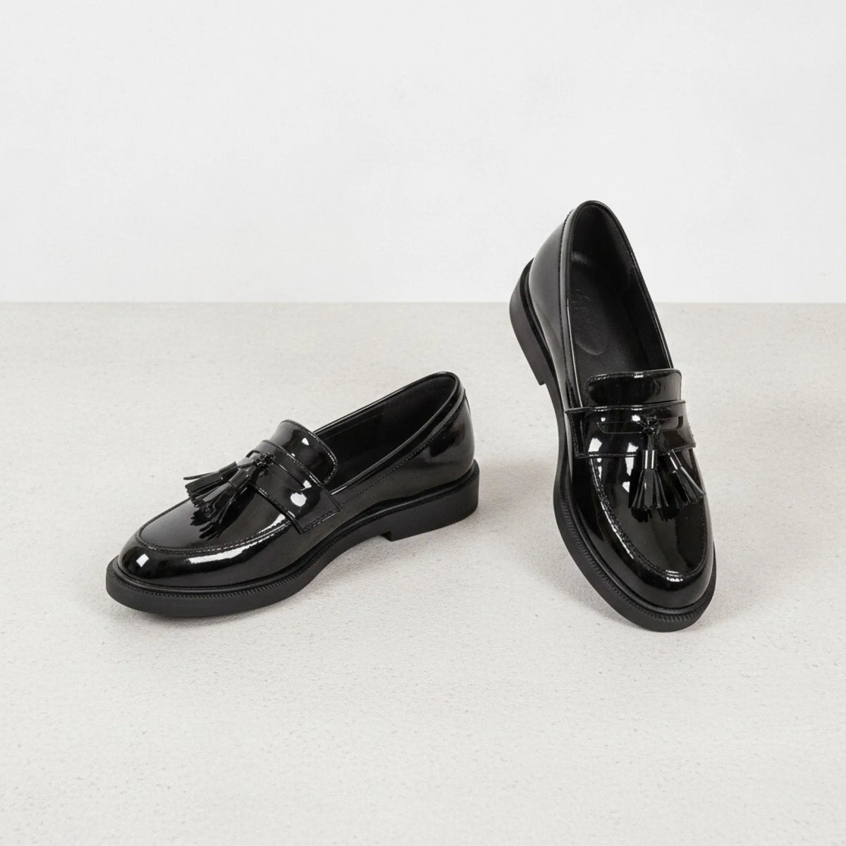 Mocassins Vernis Noirs à Glands - Élégance Femme