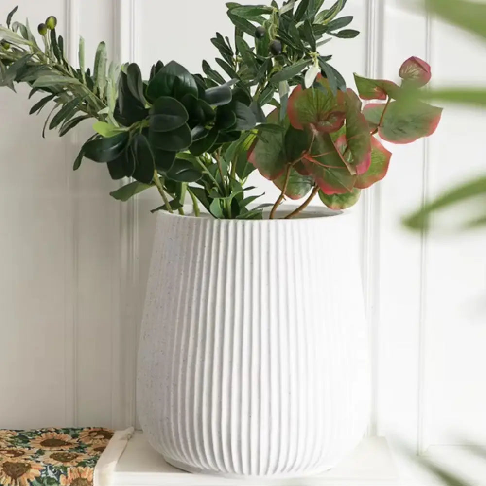 Pot de fleur blanc intérieur