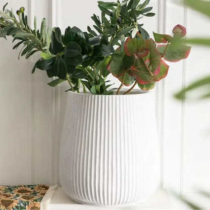 Pot de fleur blanc intérieur